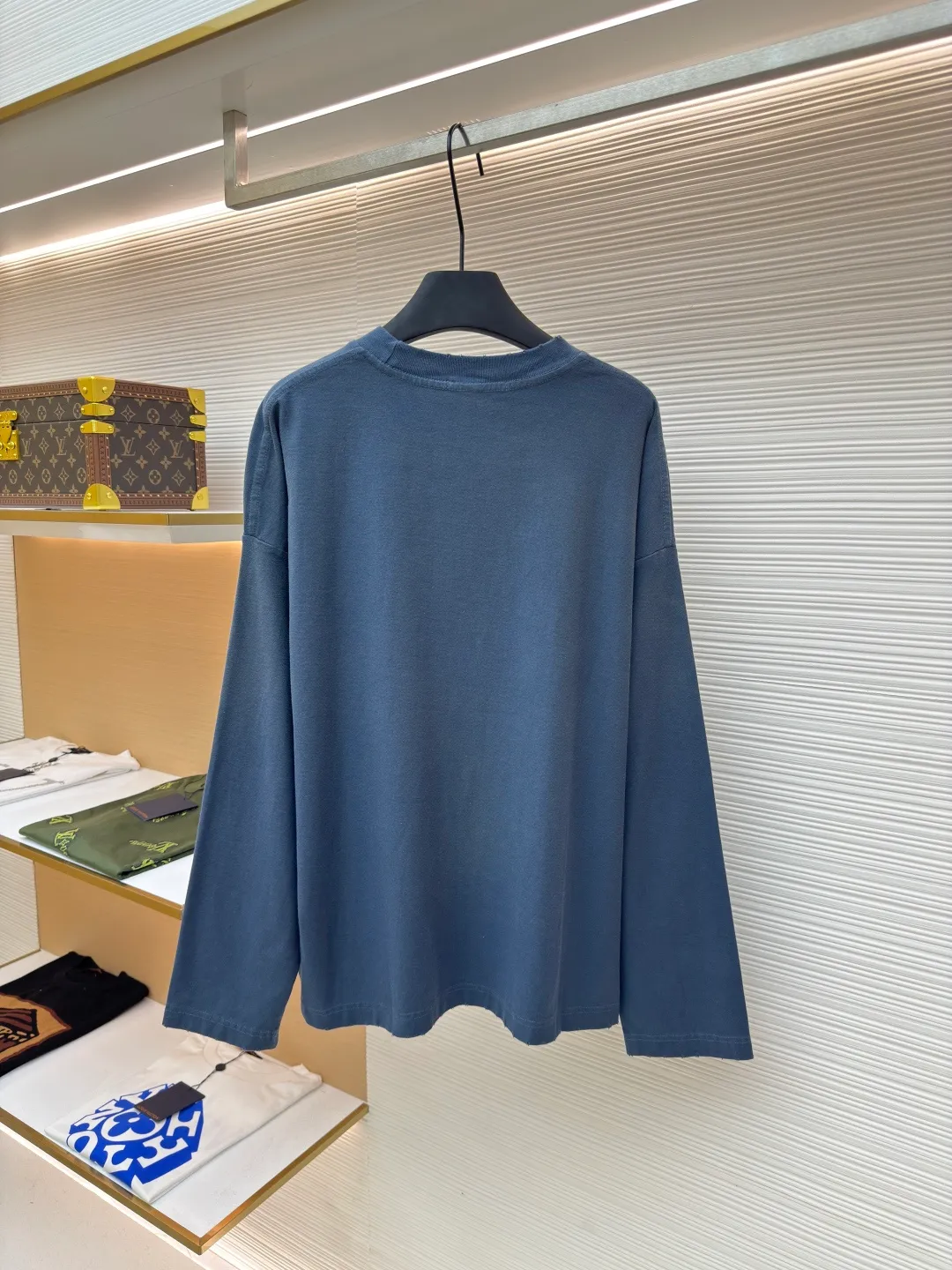 Acne Studios 1966 mud-dyed washed and aged long sleeves ●Authentic product: purchased and developed by 2279 ●Item number: 1680625-A15 ●Fabric: super soft cotton fabric ●Technology: washed and distressed ●Version: loose fit ●Weight: about 395 grams ●Size: S-M-L-XL ●Description: Made of ultra-soft pure cotton fabric, garment-dyed, washed and distressed, the chest part has a dirty feel, and the lower part shows a gradient effect. The neckline is slightly frayed to better fit the overall tone. The overall line is straight and delicate, the fabric is comfortable and soft, and the color is consistent without color difference. It can be matched with the same style to create a fashionable look and control various occasions. Customized accessories, complete with three standards, the same style for men and women!